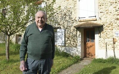 Auguste Hery devant la maison où était cachée la famille Burak, à Champvoisy (Marne). (Crédit : Yad Vashem France)