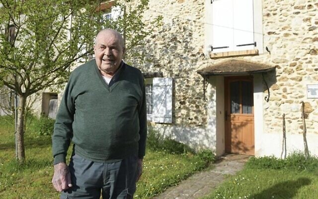 Auguste Hery devant la maison où était cachée la famille Burak, à Champvoisy (Marne). (Crédit : Yad Vashem France) Auguste Hery devant la maison où était cachée la famille Burak, à Champvoisy (Marne). (Crédit : Yad Vashem France)