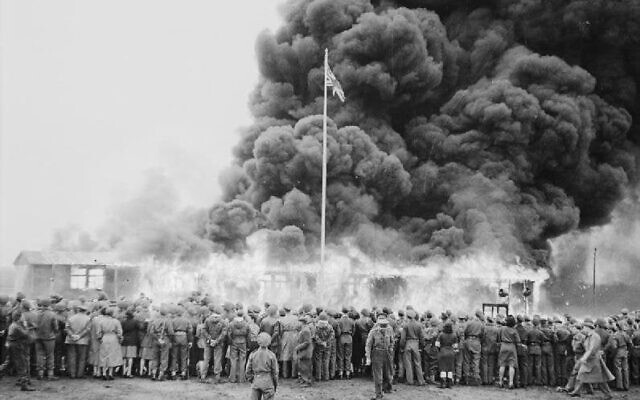 L'incendie qui a brûlé le dernier baraquement de Bergen-Belsen en Allemagne, en 1945 (Crédit : Domaine public)