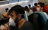 Des étudiants reviennent en Israël depuis la Turquie, le 8 avril 2020 (Capture d'écran /Kan)