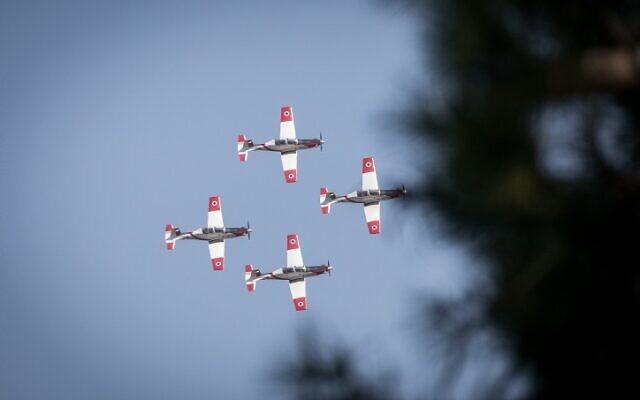 Des avions  des forces aériennes font des acrobaties dans le ciel de Jérusalem lors d'une exhibition pour la 72è Journée de l'Indépendance, qui aura lieu la semaine prochaine, une photo prise le 22 avril 2020 (Crédit : Yonatan Sindel/Flash90)