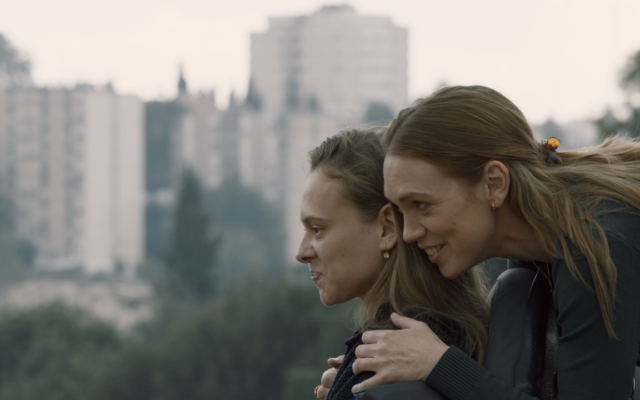 Asia (Alena Yiv) et sa fille Vika (Shira Haas) dans le film « Asia ». (Crédit : Intramovies / Festival du film de Tribeca)