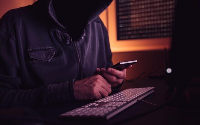 Photo d'illustration : Un pirate informatique utilise un smartphone (Crédit : Getty Images) Photo d'illustration : Un pirate informatique utilise un smartphone (Crédit : Getty Images)