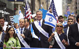 Le maire de la ville de New York, Bill de Blasio, participe au défilé pour Israël à New York, le 4 juin 2017. (Crédit : James Keivom/NY Daily News via Getty Images/via JTA)