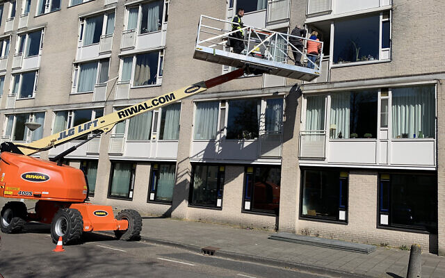 Les proches de Fiet Aussen s'apprêtent à la rencontrer depuis une grue installée à la fenêtre de sa maison de retraite juive à Amsterdam, le 15 avril 2020 (Autorisation : Riwal Holding Group via JTA)