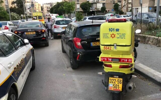 La police et Magen David Adom sur les lieux d'un féminicide à Holon, le 28 avril 2020. (Crédit : Magen David Adom)