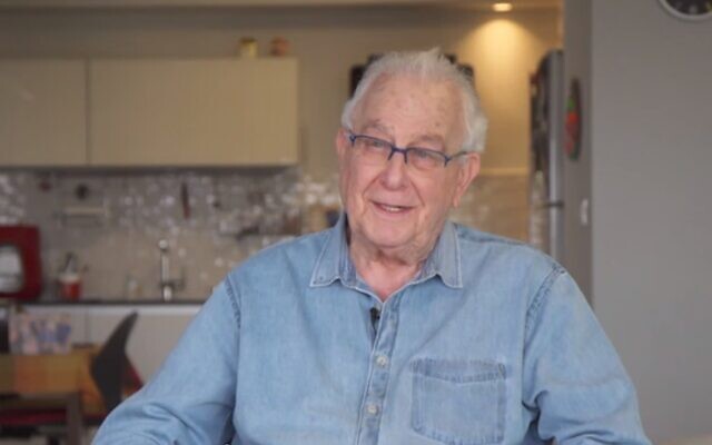 Naftali Pirset, survivant de la Shoah, évoque le coronavirus dans un reportage, le 10 avril 2020 (Capture d'écran/Douzième chaîne) Naftali Pirset, survivant de la Shoah, évoque le coronavirus dans un reportage, le 10 avril 2020 (Capture d'écran/Douzième chaîne)