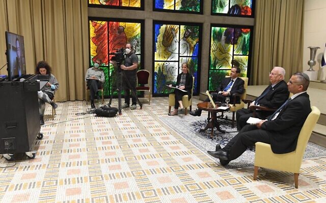 Le président Reuven Rivlin (deuxième à partir de la droite) tient une vidéoconférence pré-Pessah avec les dirigeants juifs du monde entier le 5 avril 2020 (Crédit ; Mark Neyman / GPO)