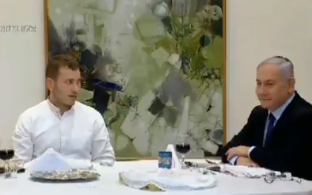 Le Premier ministre Benjamin Netanyahu et son fils Avner pendant le Seder de Pessah, le 8 avril 2020 (Capture d'écran) Le Premier ministre Benjamin Netanyahu et son fils Avner pendant le Seder de Pessah, le 8 avril 2020 (Capture d'écran)