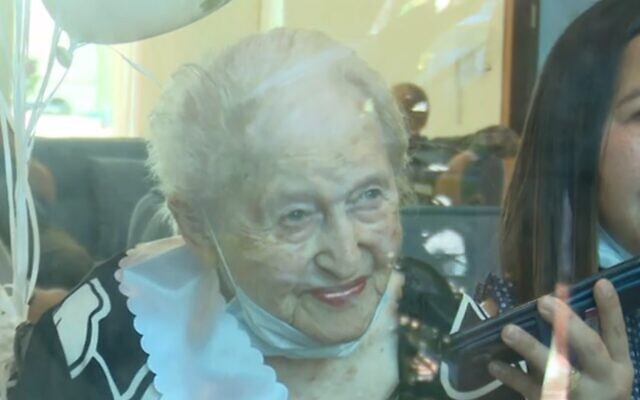 Sara Treves fête son 107è anniversaire à travers la vitre de sa maison de retraite (Capture d'écran/Douzième chaîne) Sara Treves fête son 107è anniversaire à travers la vitre de sa maison de retraite (Capture d'écran/Douzième chaîne)