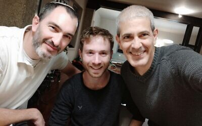 Gabi Arnovitz ( au centre) avec David Suraqui (à gauche) et Uriel Shuraki. (Autorisation)