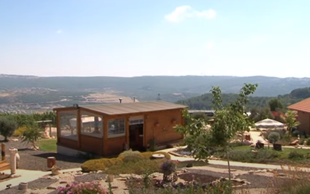 Illustration : une maison d'hôtes dans le nord d'Israël. (Capture d'écran YouTube) Illustration : une maison d'hôtes dans le nord d'Israël. (Capture d'écran YouTube)