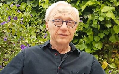 Le romancier David Grossman s'est hâté de terminer son dernier livre pour le lire aux enfants pendant la crise du coronavirus. (Autorisation : PJ Library)