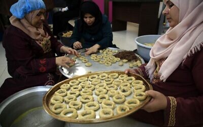 Des femmes palestiniennes préparent des gâteaux traditionnels avant les festivités de l'Aïd al-Fitr, célébrant la fin du mois sacré du ramadan, à Beit Lahia, dans le nord de la bande de Gaza, le 29 mai 2019 (Crédit :   MOHAMMED ABED / AFP)