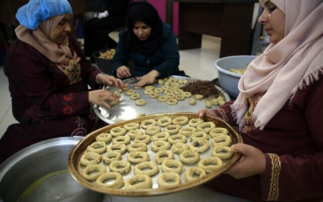Des femmes palestiniennes préparent des gâteaux traditionnels avant les festivités de l'Aïd al-Fitr, célébrant la fin du mois sacré du ramadan, à Beit Lahia, dans le nord de la bande de Gaza, le 29 mai 2019 (Crédit : MOHAMMED ABED / AFP) Des femmes palestiniennes préparent des gâteaux traditionnels avant les festivités de l'Aïd al-Fitr, célébrant la fin du mois sacré du ramadan, à Beit Lahia, dans le nord de la bande de Gaza, le 29 mai 2019 (Crédit : MOHAMMED ABED / AFP)