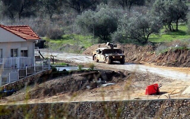 Une photo prise depuis la ville frontalière de Kfar Kila, au sud du Liban, montre un véhicule militaire israélien à Metullah, du côté israélien, le 3 janvier 2020. (Ali Dia/AFP) Une photo prise depuis la ville frontalière de Kfar Kila, au sud du Liban, montre un véhicule militaire israélien à Metullah, du côté israélien, le 3 janvier 2020. (Ali Dia/AFP)