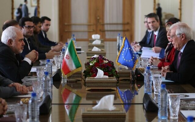Le ministre iranien des Affaires étrangères Mohammad Javad Zarif (à gauche) rencontre le haut représentant de l'Union européenne pour les affaires étrangères et la politique de sécurité Josep Borrell (à droite) à Téhéran le 3 février 2020. (Crédit : ATTA KENARE / AFP) Le ministre iranien des Affaires étrangères Mohammad Javad Zarif (à gauche) rencontre le haut représentant de l'Union européenne pour les affaires étrangères et la politique de sécurité Josep Borrell (à droite) à Téhéran le 3 février 2020. (Crédit : ATTA KENARE / AFP)