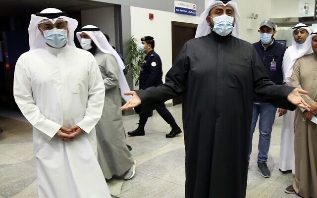 Le ministre koweitien de la Santé Sheikh Basel al-Sabah, à droite, parle à la presse à l'aéroport Sheikh Saad Airport de Kuwait City, le 22 février 2020 (Crédit : YASSER AL-ZAYYAT / AFP) Le ministre koweitien de la Santé Sheikh Basel al-Sabah, à droite, parle à la presse à l'aéroport Sheikh Saad Airport de Kuwait City, le 22 février 2020 (Crédit : YASSER AL-ZAYYAT / AFP)