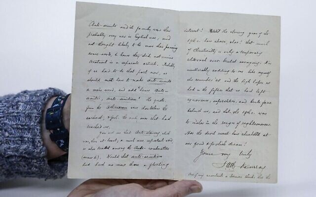 Un archiviste de la Bibliothèque nationale d'Israël présente une lettre datée de 1900 de James Murray, éditeur de l'Oxford English Dictionary, à la bibliothèque de Jérusalem, le 27 février 2020. (Menahem Kahana/AFP) Un archiviste de la Bibliothèque nationale d'Israël présente une lettre datée de 1900 de James Murray, éditeur de l'Oxford English Dictionary, à la bibliothèque de Jérusalem, le 27 février 2020. (Menahem Kahana/AFP)
