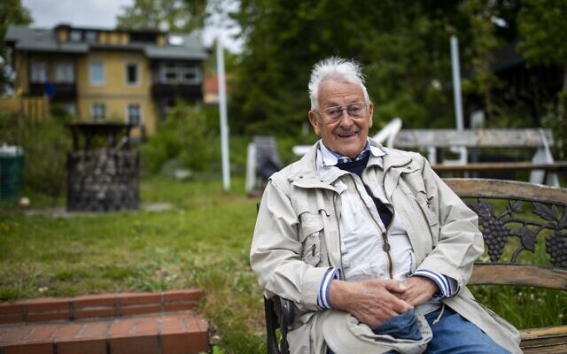 Lutz Rackow, survivant de la Seconde guerre mondiale, en interview à son domicile de Berlin, le 30 avril 2020. (Crédit : Odd ANDERSEN / AFP)