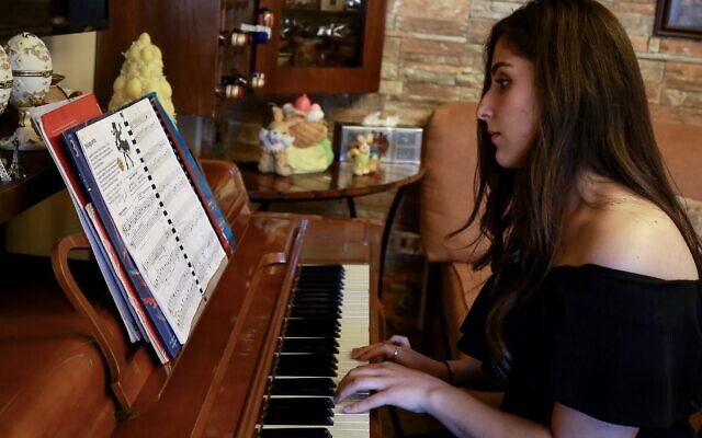Taleen Hindeleh, 20 ans, est l'une des gagnantes du concours organisé par le ministère jordanien de la Culture pendant la crise du coronavirus. Photo prise à son domicile à Amman, le 30 avril 2020. (Crédit Khalil MAZRAAWI / AFP) Taleen Hindeleh, 20 ans, est l'une des gagnantes du concours organisé par le ministère jordanien de la Culture pendant la crise du coronavirus. Photo prise à son domicile à Amman, le 30 avril 2020. (Crédit Khalil MAZRAAWI / AFP)
