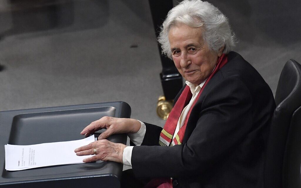 La survivante de la Shoah et violoncelliste Anita Lasker-Wallfisch s'adressant au Bundestag (chambre basse du Parlement allemand) à Berlin, le 31 janvier 2018, lors de la cérémonie annuelle à la mémoire des victimes et survivants de l'Holocauste. (Crédit : John MACDOUGALL / AFP)