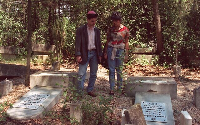 Un couple devant les tombes profanées de leurs proches, le 11 mai 1990, au cimetière juif de Carpentras. (Crédit : GABRIEL BOUYS / AFP) Un couple devant les tombes profanées de leurs proches, le 11 mai 1990, au cimetière juif de Carpentras. (Crédit : GABRIEL BOUYS / AFP)