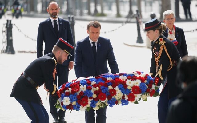 Le président français Emmanuel Macron dépose une couronne de fleurs lors d'une cérémonie marquant la fin de la Seconde Guerre mondiale à l'Arc de Triomphe à Paris le 8 mai 2020. (Crédit : CHARLES PLATIAU / POOL / AFP) Le président français Emmanuel Macron dépose une couronne de fleurs lors d'une cérémonie marquant la fin de la Seconde Guerre mondiale à l'Arc de Triomphe à Paris le 8 mai 2020. (Crédit : CHARLES PLATIAU / POOL / AFP)