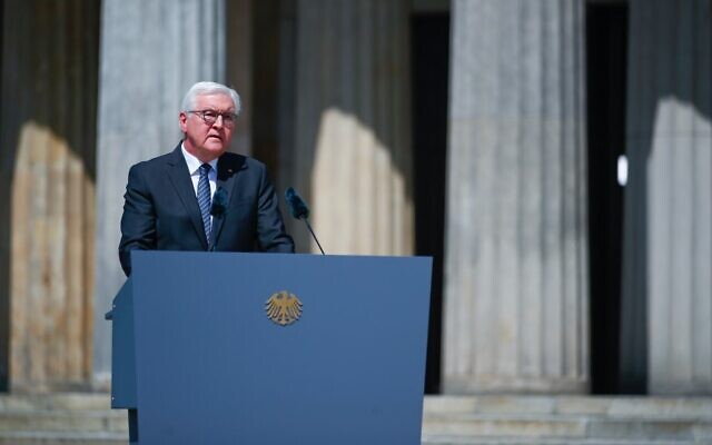 Le président allemand Frank-Walter Steinmeier prononce un discours lors d'une cérémonie de dépôt de couronnes pour marquer le 75e anniversaire de la fin de la Seconde Guerre mondiale, au Mémorial de la Neue Wache à Berlin, en Allemagne, le 8 mai 2020. (Crédit : HANNIBAL HANSCHKE / POOL / AFP) Le président allemand Frank-Walter Steinmeier prononce un discours lors d'une cérémonie de dépôt de couronnes pour marquer le 75e anniversaire de la fin de la Seconde Guerre mondiale, au Mémorial de la Neue Wache à Berlin, en Allemagne, le 8 mai 2020. (Crédit : HANNIBAL HANSCHKE / POOL / AFP)