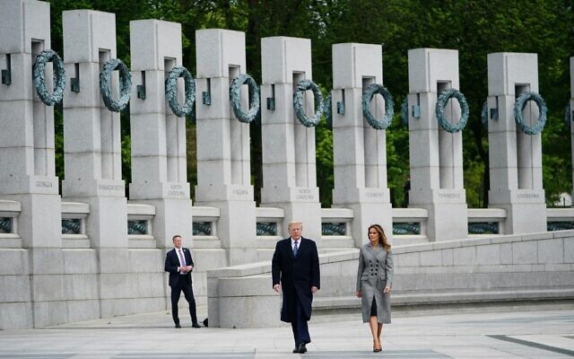 Le président américain Donald Trump et la première dame Melania Trump visitent le mémorial de la Seconde Guerre mondiale après avoir participé à une cérémonie commémorant le 75e anniversaire de la Victoire en Europe, à Washington, DC, le 8 mai 2020. (Photo de MANDEL NGAN / AFP) Le président américain Donald Trump et la première dame Melania Trump visitent le mémorial de la Seconde Guerre mondiale après avoir participé à une cérémonie commémorant le 75e anniversaire de la Victoire en Europe, à Washington, DC, le 8 mai 2020. (Photo de MANDEL NGAN / AFP)