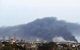 D'importants nuages de fumée s'élèvent au-dessus de bâtiments dans la capitale libyenne de Tripoli, après un bombardement qui aurait été mené par les forces de Khalifa Haftar, homme fort du pays, le 9 mai 2020. (Photo par Mahmud TURKIA / AFP)