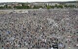 Vue générale de la manifestation contre les restrictions mises en place pour limiter la propagation du nouveau coronavirus, sur le terrain du festival Cannstatter Wasen à Stuttgart, dans le sud de l'Allemagne, le 9 mai 2020. (Crédit : Markus Riedle / AFP)