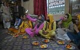 Dans cette photo du 9 mai 2020, des membres de la communauté transgenre se rassemblent pour rompre le jeûne lors du mois islamique sacré du Ramadan à la maison d'un Guru transgenre 
à Rawalpindi. (Photo par Aamir QURESHI / AFP)