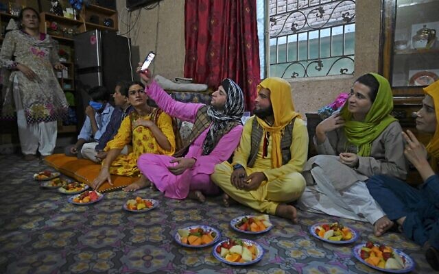 Dans cette photo du 9 mai 2020, des membres de la communauté transgenre se rassemblent pour rompre le jeûne lors du mois islamique sacré du Ramadan à la maison d'un Guru transgenre
à Rawalpindi. (Photo par Aamir QURESHI / AFP) Dans cette photo du 9 mai 2020, des membres de la communauté transgenre se rassemblent pour rompre le jeûne lors du mois islamique sacré du Ramadan à la maison d'un Guru transgenre
à Rawalpindi. (Photo par Aamir QURESHI / AFP)