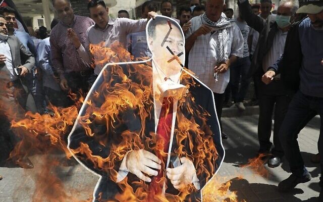 Les Palestiniens brûlent une effigie en carton du secrétaire d'Etat américain Mike Pompeo à l'occasion de sa visite en Israël dans la ville de Naplouse, en Cisjordanie, le 14 mai 21020 ( Crédit : JAAFAR ASHTIYEH / AFP)