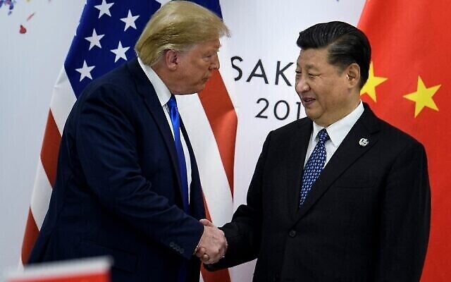 Le président chinois Xi Jinping (à droite) salue le président américain Donald Trump avant une réunion bilatérale en marge du sommet du G20 à Osaka, le 29 juin 2019. (Brendan Smialowski / AFP)