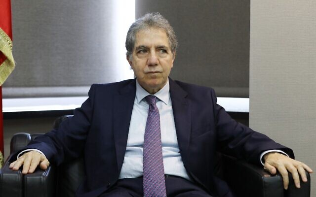Le ministre libanais des Finances Ghazi Wazni écoute une question lors d'un entretien avec l'Agence France-Presse (AFP) dans son bureau au ministère dans la capitale libanaise de Beyrouth, le 15 mai 2020. (Photo par ANWAR AMRO / AFP) Le ministre libanais des Finances Ghazi Wazni écoute une question lors d'un entretien avec l'Agence France-Presse (AFP) dans son bureau au ministère dans la capitale libanaise de Beyrouth, le 15 mai 2020. (Photo par ANWAR AMRO / AFP)