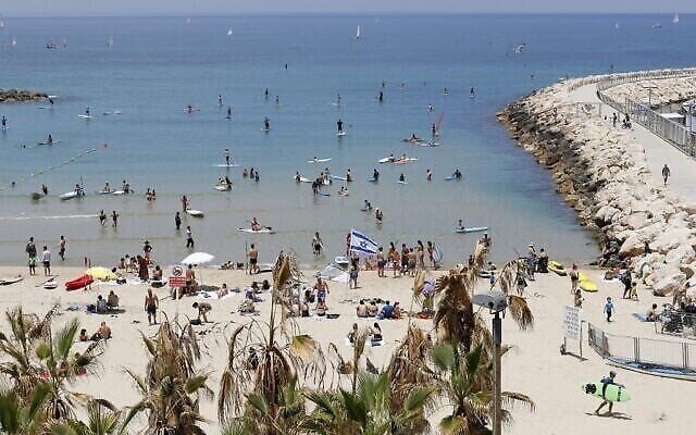 Des centaines d'Israéliens profitent des plages dans un contexte de hausse des températures dans la ville côtière de Tel Aviv malgré les restrictions causées par le COVID-19, le 16 mai 2020 (Crédit : JACK GUEZ / AFP) Des centaines d'Israéliens profitent des plages dans un contexte de hausse des températures dans la ville côtière de Tel Aviv malgré les restrictions causées par le COVID-19, le 16 mai 2020 (Crédit : JACK GUEZ / AFP)