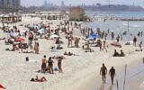 Des centaines d'Israéliens profitent des plages dans un contexte de hausse des températures dans la ville côtière de Tel Aviv malgré les restrictions causées par le COVID-19, le 16 mai 2020 (Crédit :  JACK GUEZ / AFP)