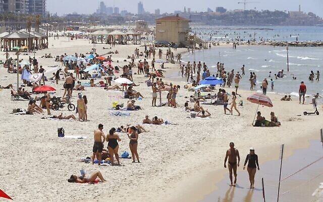 Des centaines d'Israéliens profitent des plages dans un contexte de hausse des températures dans la ville côtière de Tel Aviv malgré les restrictions causées par le COVID-19, le 16 mai 2020 (Crédit : JACK GUEZ / AFP) Des centaines d'Israéliens profitent des plages dans un contexte de hausse des températures dans la ville côtière de Tel Aviv malgré les restrictions causées par le COVID-19, le 16 mai 2020 (Crédit : JACK GUEZ / AFP)