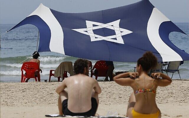 Les Israéliens profitent des plages dans un contexte de hausse des températures dans la ville côtière de Tel Aviv malgré les restrictions causées par le COVID-19, le 16 mai 2020 (Crédit : JACK GUEZ / AFP) Les Israéliens profitent des plages dans un contexte de hausse des températures dans la ville côtière de Tel Aviv malgré les restrictions causées par le COVID-19, le 16 mai 2020 (Crédit : JACK GUEZ / AFP)