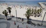 Des centaines d'Israéliens profitent des plages dans un contexte de hausse des températures dans la ville côtière de Tel Aviv malgré les restrictions causées par le COVID-19, le 16 mai 2020 (Crédit :  JACK GUEZ / AFP)