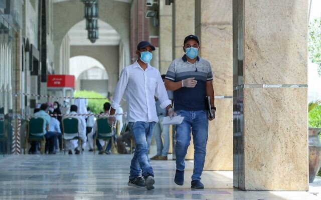 Des individus portent un masque de protection, dans les rues de Doha, au Qatar, le 17 mai 2020. (Crédit : KARIM JAAFAR / AFP) Des individus portent un masque de protection, dans les rues de Doha, au Qatar, le 17 mai 2020. (Crédit : KARIM JAAFAR / AFP)