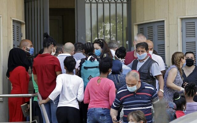 Des domestiques éthiopiennes attendent devant le consulat d'Ethiopie à Hazmieh, une banlieue de Beyrouth, pour s'enregistrer en vue de leur rapatriement, le 18 mai 2020. (Crédit :AFP/ JOSEPH EID)