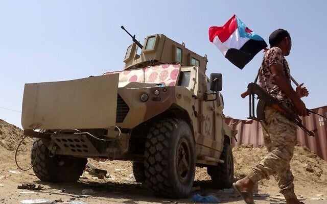 Un combattant loyal au Conseil de transition du sud (STC), une autorité parallèle dominée par les séparatistes, tient un drapeau séparatiste dans la province du sud d'Abyan, le 18 mai 2020. (Photo par Nabil HASAN / AFP) Un combattant loyal au Conseil de transition du sud (STC), une autorité parallèle dominée par les séparatistes, tient un drapeau séparatiste dans la province du sud d'Abyan, le 18 mai 2020. (Photo par Nabil HASAN / AFP)