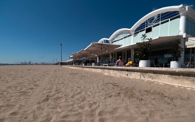 Une terrasse de la plage de La Malvarrosa à Valence, le 19 mai 2020. (Crédit : JOSE JORDAN / AFP) Une terrasse de la plage de La Malvarrosa à Valence, le 19 mai 2020. (Crédit : JOSE JORDAN / AFP)