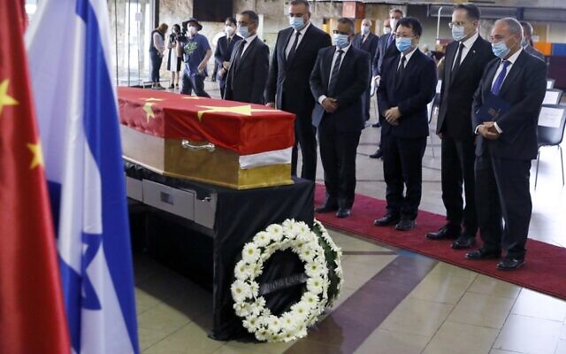 Des officiels chinois rendent hommage à la dépouille de l'ambassadeur chinois Du Wei dans un cercueil recouvert d'un drapeau, lors d'une cérémonie à l'aéroport international Ben Gurion à proximité de Tel Aviv, le 20 mai 2020. (Photo par JACK GUEZ / AFP) Des officiels chinois rendent hommage à la dépouille de l'ambassadeur chinois Du Wei dans un cercueil recouvert d'un drapeau, lors d'une cérémonie à l'aéroport international Ben Gurion à proximité de Tel Aviv, le 20 mai 2020. (Photo par JACK GUEZ / AFP)