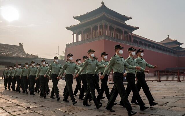 Des soldats de l'Armée populaire de libération défilent devant l'entrée de la Cité interdite lors de la cérémonie d'ouverture de la Conférence consultative politique du peuple chinois (CCPPC) à Pékin, le 21 mai 2020. (Crédit : NICOLAS ASFOURI / AFP) Des soldats de l'Armée populaire de libération défilent devant l'entrée de la Cité interdite lors de la cérémonie d'ouverture de la Conférence consultative politique du peuple chinois (CCPPC) à Pékin, le 21 mai 2020. (Crédit : NICOLAS ASFOURI / AFP)