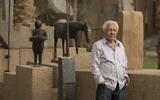 Le sculpteur égyptien Adam Henein en 2014 devant certaines de ses œuvres dans la capitale, Le Caire. (Crédit : Bassam ALZOGBY / AFP)