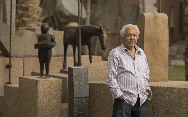 Le sculpteur égyptien Adam Henein en 2014 devant certaines de ses œuvres dans la capitale, Le Caire. (Crédit : Bassam ALZOGBY / AFP) Le sculpteur égyptien Adam Henein en 2014 devant certaines de ses œuvres dans la capitale, Le Caire. (Crédit : Bassam ALZOGBY / AFP)
